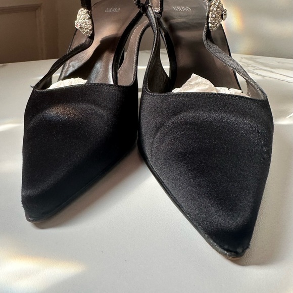 VERA WANG Black Satin Slingback Pumps with Rhinestone Broach Accent Size 7 - Picture 5 of 6